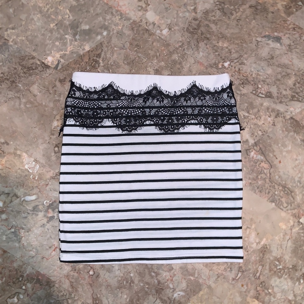 Black & white mini skirt 🤍